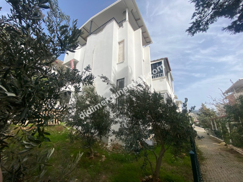 AKBÜK’TE ŞÖMİNELİ VİLLA FIRSATI FULL TADİLATLI • TERASLI • GENİŞ KULLANIM ALANI