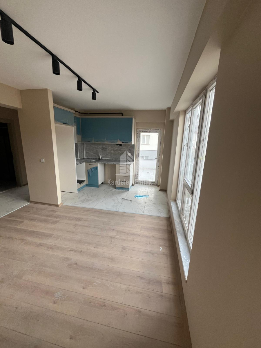 ÜNİVERSİTE BÖLGEİNDE SATILIK 1+1 DAİRE