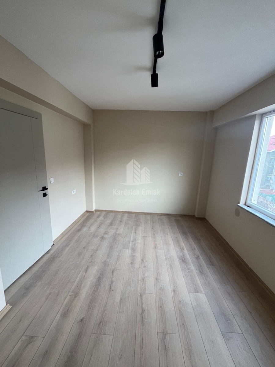 ÜNİVERSİTE BÖLGEİNDE SATILIK 1+1 DAİRE