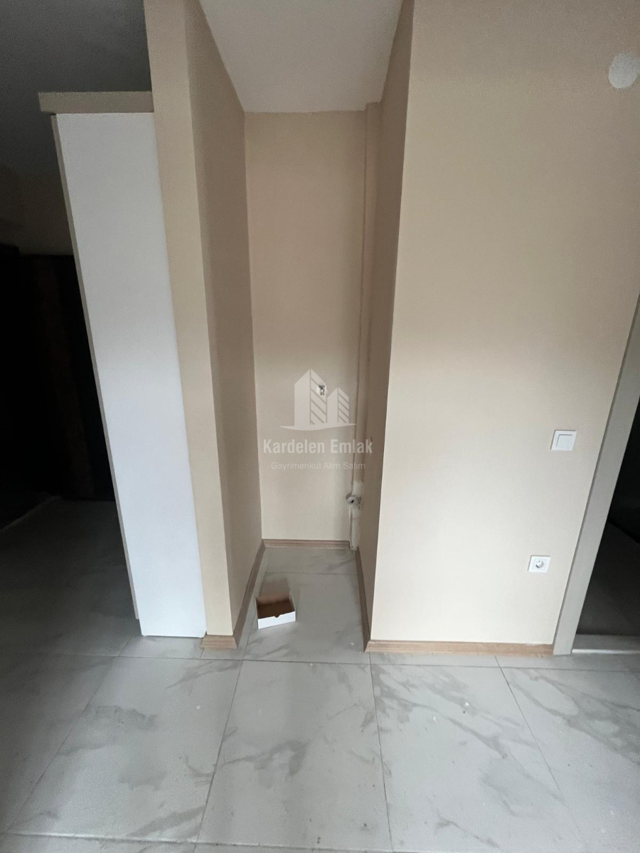 ÜNİVERSİTE BÖLGEİNDE SATILIK 1+1 DAİRE