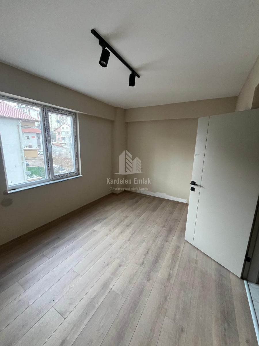 ÜNİVERSİTE BÖLGEİNDE SATILIK 1+1 DAİRE