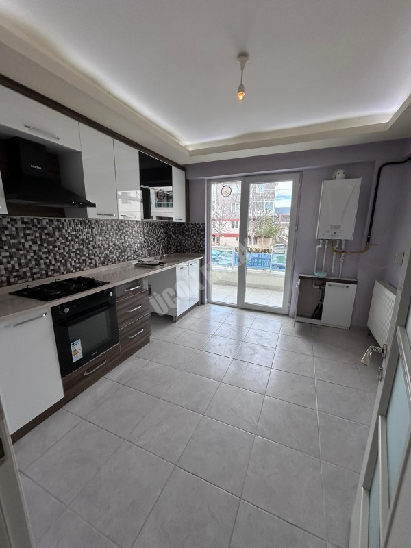 AFYON ÜÇOK EMLAKTAN VEYSEL KARANİ MAH 2+1 100M² TEMİZ BAKIMLI  KİRALIK DAİRE 