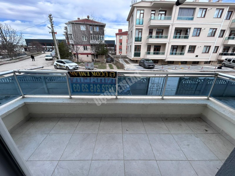 AFYON ÜÇOK EMLAKTAN VEYSEL KARANİ MAH 2+1 100M² TEMİZ BAKIMLI  KİRALIK DAİRE 