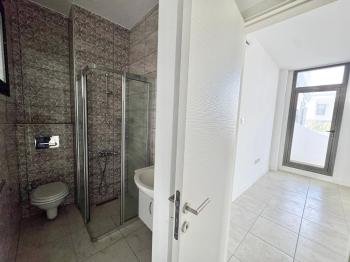 Kıbrıs Girne de Havuzlu Sitede Satılık 3+1 Lüks Bahçe Katı Daire