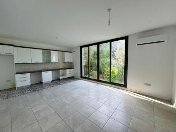 Kıbrıs Girne de Havuzlu Sitede Satılık 3+1 Lüks Bahçe Katı Daire