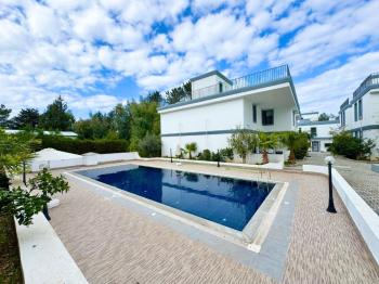 Kıbrıs Girne de Havuzlu Sitede Satılık 3+1 Lüks Bahçe Katı Daire