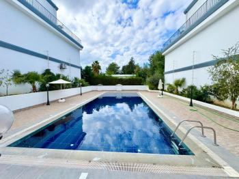 Kıbrıs Girne de Havuzlu Sitede Satılık 3+1 Lüks Bahçe Katı Daire