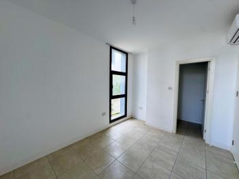 Kıbrıs Girne de Havuzlu Sitede Satılık 3+1 Lüks Bahçe Katı Daire