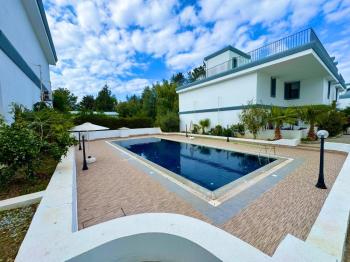 Kıbrıs Girne de Havuzlu Sitede Satılık 3+1 Lüks Bahçe Katı Daire