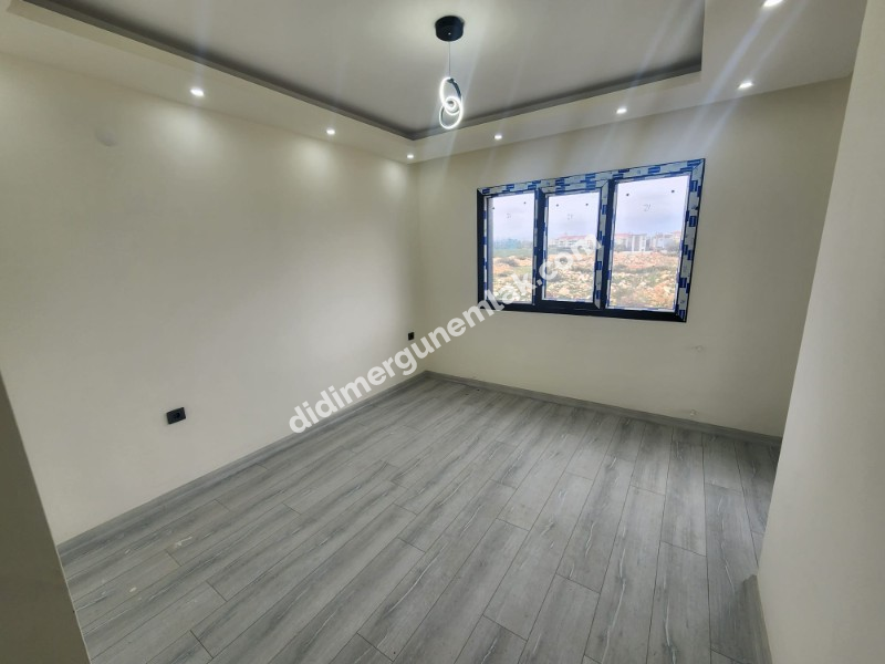 DİDİM EFELER MAHALLESİNDE STADYUM BÖLGESİNDE DENİZE YÜRÜME MESAFESİNDE SIFIR 2+1 SARTILIK DAİRE