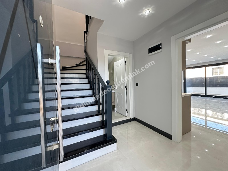 Didim'de Müstakil Girişli Otoparklı Geniş Bahçeli 3+1 Villa 