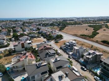 DİDİM ALTINKUM’DA TAM MÜSTAKİL-AYRI MUTFAK-OTO PARKLI 4+1 GENİŞ SATILIK VİLLA