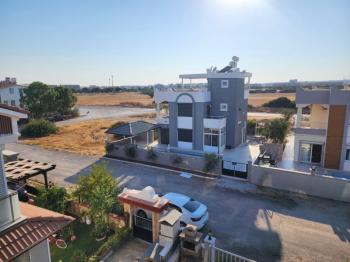 DİDİM ALTINKUM’DA TAM MÜSTAKİL-AYRI MUTFAK-OTO PARKLI 4+1 GENİŞ SATILIK VİLLA