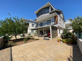 DİDİM ALTINKUM’DA TAM MÜSTAKİL-AYRI MUTFAK-OTO PARKLI 4+1 GENİŞ SATILIK VİLLA