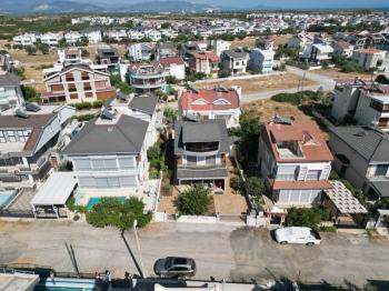 DİDİM ALTINKUM’DA TAM MÜSTAKİL-AYRI MUTFAK-OTO PARKLI 4+1 GENİŞ SATILIK VİLLA