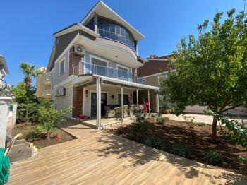 DİDİM ALTINKUM’DA TAM MÜSTAKİL-AYRI MUTFAK-OTO PARKLI 4+1 GENİŞ SATILIK VİLLA