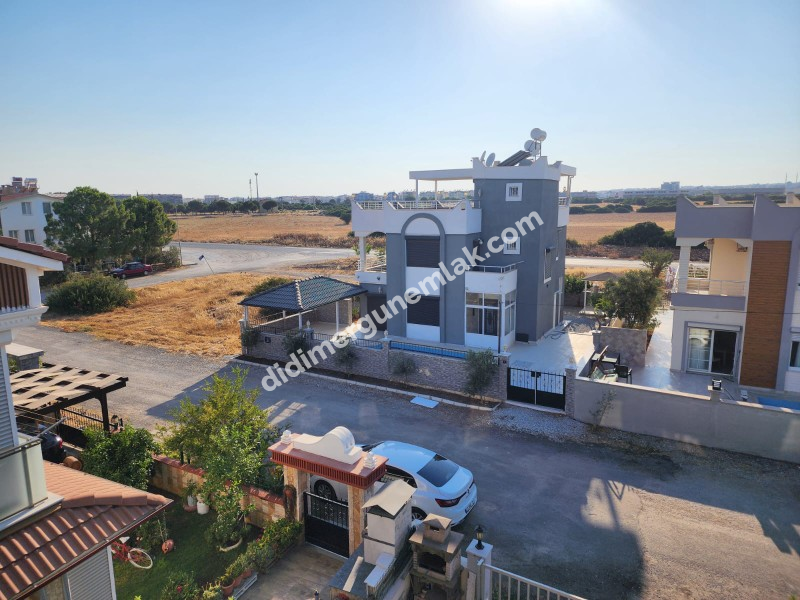 DİDİM ALTINKUM’DA TAM MÜSTAKİL-AYRI MUTFAK-OTO PARKLI 4+1 GENİŞ SATILIK VİLLA