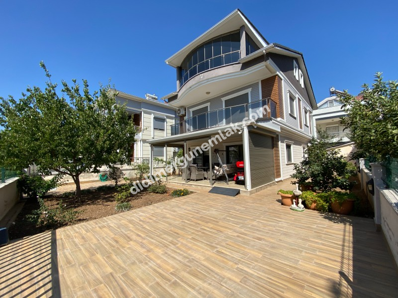 DİDİM ALTINKUM’DA TAM MÜSTAKİL-AYRI MUTFAK-OTO PARKLI 4+1 GENİŞ SATILIK VİLLA