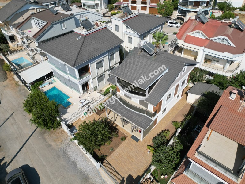 DİDİM ALTINKUM’DA TAM MÜSTAKİL-AYRI MUTFAK-OTO PARKLI 4+1 GENİŞ SATILIK VİLLA