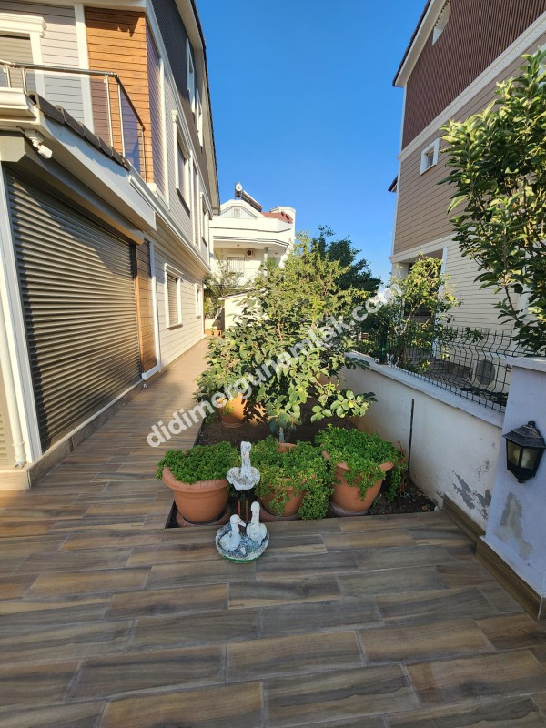 DİDİM ALTINKUM’DA TAM MÜSTAKİL-AYRI MUTFAK-OTO PARKLI 4+1 GENİŞ SATILIK VİLLA