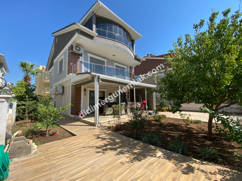 DİDİM ALTINKUM’DA TAM MÜSTAKİL-AYRI MUTFAK-OTO PARKLI 4+1 GENİŞ SATILIK VİLLA