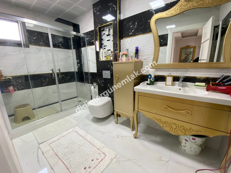 DİDİM ALTINKUM’DA TAM MÜSTAKİL-AYRI MUTFAK-OTO PARKLI 4+1 GENİŞ SATILIK VİLLA