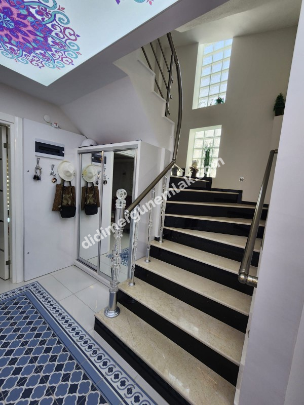 DİDİM ALTINKUM’DA TAM MÜSTAKİL-AYRI MUTFAK-OTO PARKLI 4+1 GENİŞ SATILIK VİLLA