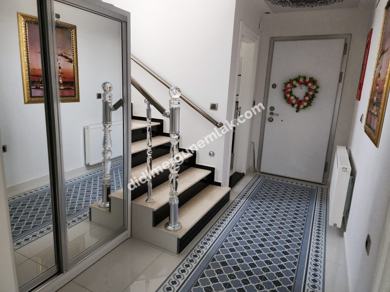 DİDİM ALTINKUM’DA TAM MÜSTAKİL-AYRI MUTFAK-OTO PARKLI 4+1 GENİŞ SATILIK VİLLA