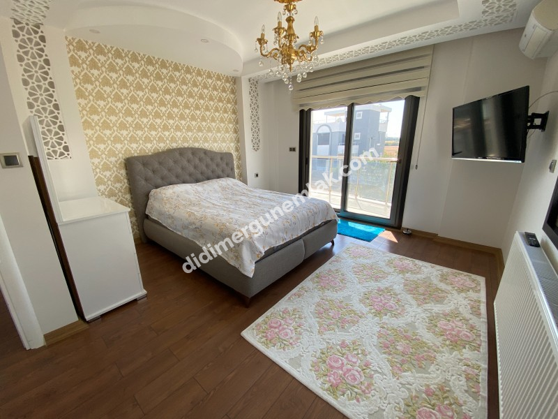 DİDİM ALTINKUM’DA TAM MÜSTAKİL-AYRI MUTFAK-OTO PARKLI 4+1 GENİŞ SATILIK VİLLA