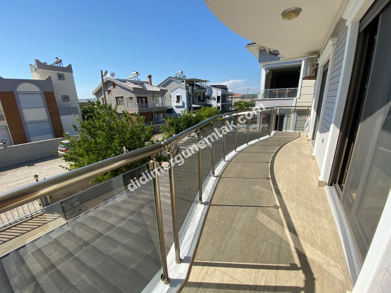 DİDİM ALTINKUM’DA TAM MÜSTAKİL-AYRI MUTFAK-OTO PARKLI 4+1 GENİŞ SATILIK VİLLA