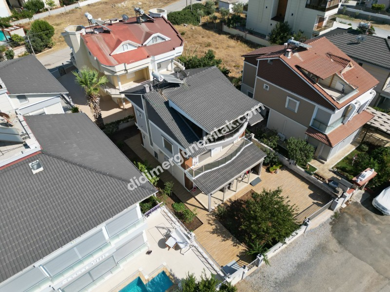 DİDİM ALTINKUM’DA TAM MÜSTAKİL-AYRI MUTFAK-OTO PARKLI 4+1 GENİŞ SATILIK VİLLA