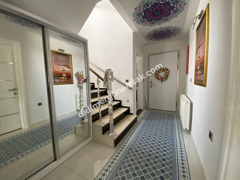 DİDİM ALTINKUM’DA TAM MÜSTAKİL-AYRI MUTFAK-OTO PARKLI 4+1 GENİŞ SATILIK VİLLA