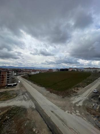 GÜVENAY - ÇORUM BAHÇELİEVLER YAVRUTURNA OKULU CİVARI  2+1 SATILIK SIFIR DAİRE