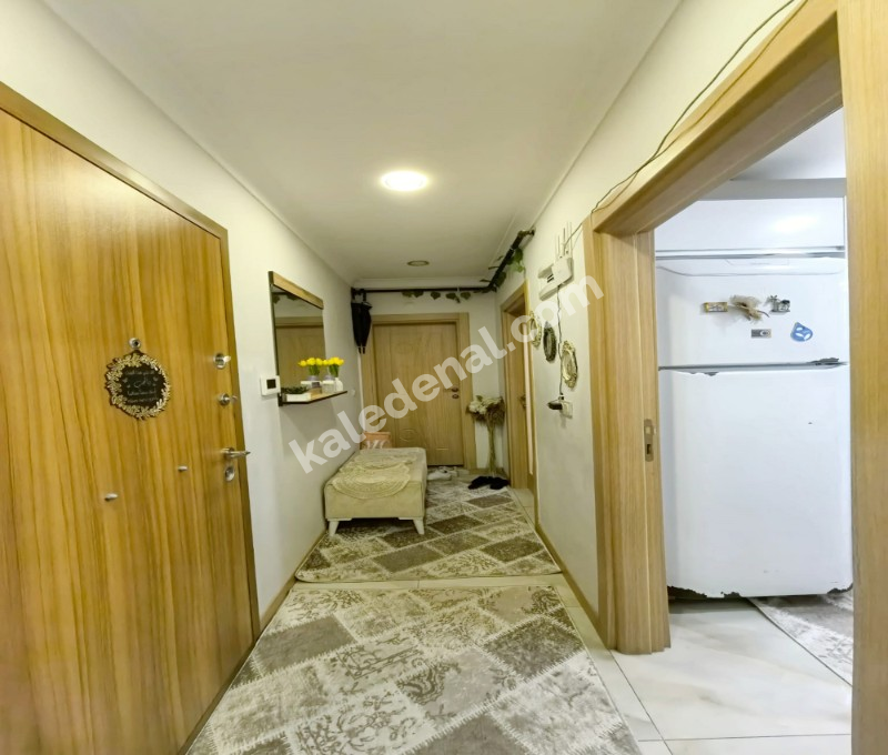 KALE YAPIDAN MERKEZİ KONUMDA ULAŞIMIN DIBINDE SITE İÇİ 2+1 DAİRE