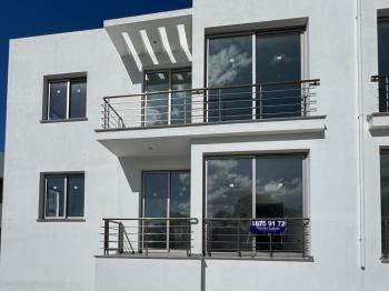 Fırsat  Lefkoşa Gönyeli de Türk Tapulu Satılık Tapuları Hazır Bahçe ve Üst Kat Sıfır 2+1 Daireler