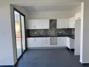 Fırsat  Lefkoşa Gönyeli de Türk Tapulu Satılık Tapuları Hazır Bahçe ve Üst Kat Sıfır 2+1 Daireler