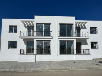 Fırsat  Lefkoşa Gönyeli de Türk Tapulu Satılık Tapuları Hazır Bahçe ve Üst Kat Sıfır 2+1 Daireler