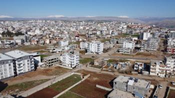 YILMAZ EMLAK'TAN MENDERES MAH. SATILIK 1281m² DOĞU CEPHELİ ARSA