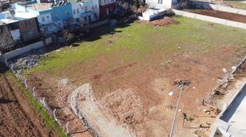 YILMAZ EMLAK'TAN MENDERES MAH. SATILIK 1281m² DOĞU CEPHELİ ARSA