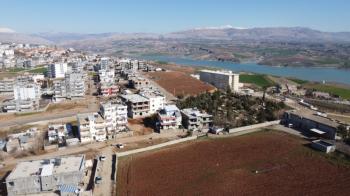 YILMAZ EMLAK'TAN MENDERES MAH. SATILIK 1281m² DOĞU CEPHELİ ARSA