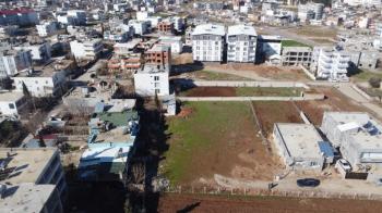 YILMAZ EMLAK'TAN MENDERES MAH. SATILIK 1281m² DOĞU CEPHELİ ARSA