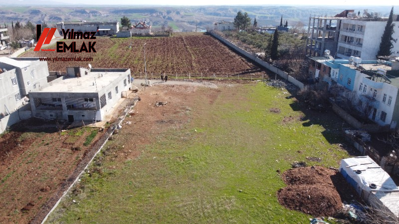 YILMAZ EMLAK'TAN MENDERES MAH. SATILIK 1281m² DOĞU CEPHELİ ARSA