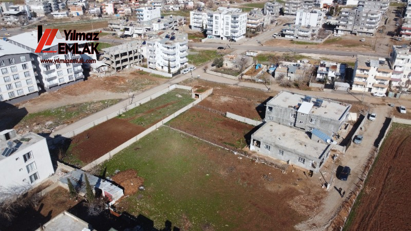 YILMAZ EMLAK'TAN MENDERES MAH. SATILIK 1281m² DOĞU CEPHELİ ARSA