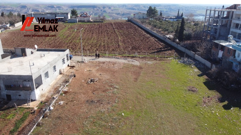 YILMAZ EMLAK'TAN MENDERES MAH. SATILIK 1281m² DOĞU CEPHELİ ARSA