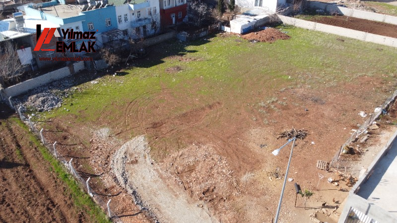 YILMAZ EMLAK'TAN MENDERES MAH. SATILIK 1281m² DOĞU CEPHELİ ARSA