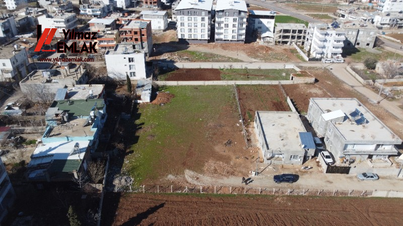 YILMAZ EMLAK'TAN MENDERES MAH. SATILIK 1281m² DOĞU CEPHELİ ARSA