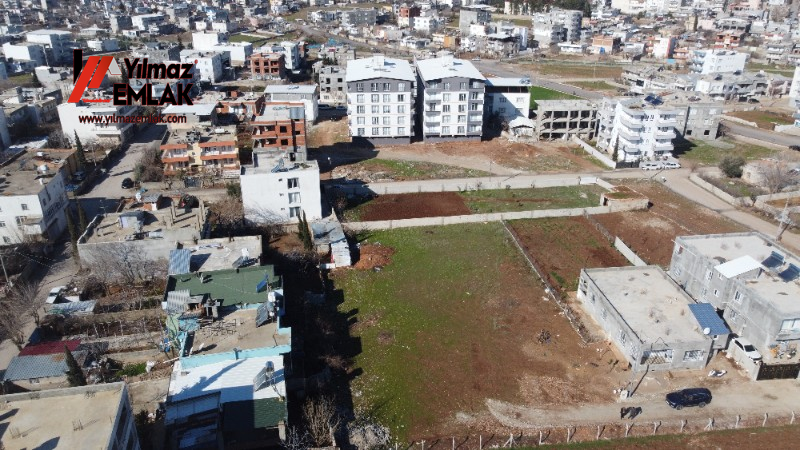 YILMAZ EMLAK'TAN MENDERES MAH. SATILIK 1281m² DOĞU CEPHELİ ARSA