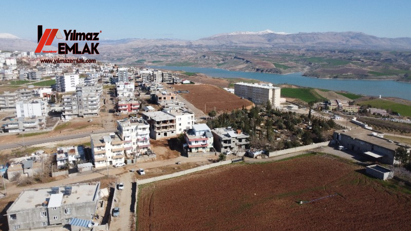 YILMAZ EMLAK'TAN MENDERES MAH. SATILIK 1281m² DOĞU CEPHELİ ARSA