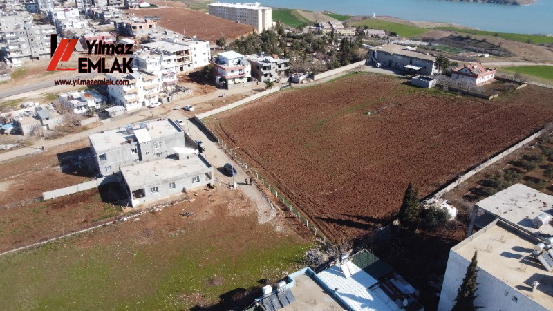 YILMAZ EMLAK'TAN MENDERES MAH. SATILIK 1281m² DOĞU CEPHELİ ARSA