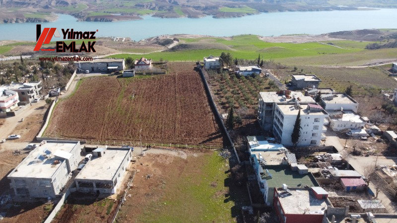 YILMAZ EMLAK'TAN MENDERES MAH. SATILIK 1281m² DOĞU CEPHELİ ARSA